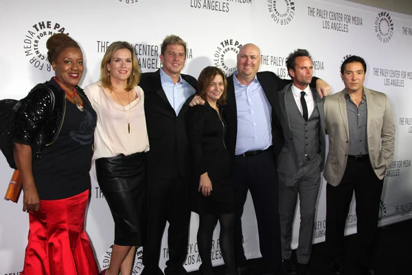 Elenco de Escudo CCH Punder, Catherine Dent, Kenny Johnson, Cathy Ryan, Shawn Ryan, Walton Goggins, Benito Martinez — Fotografia de Stock