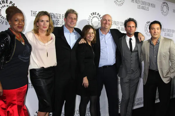 Elenco de Escudo CCH Punder, Catherine Dent, Kenny Johnson, Cathy Ryan, Shawn Ryan, Walton Goggins, Benito Martinez — Fotografia de Stock