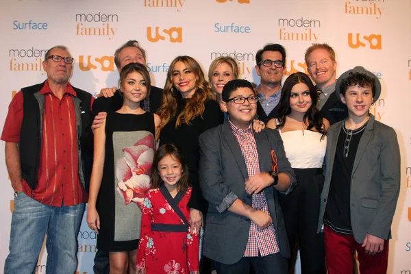 Ed O'Neill, Eric Stonestreet, Saray Hyland, Aubrey Anderson-Emmons, Sofia Vergara, Julie Bowen, Rico Rodriguez, Ty Burrell, Ariel Winter, Jesse Tyler Ferguson, Nolan Gould — Stock Photo, Image