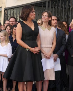 Mariska Hargitay, Hilary Swank