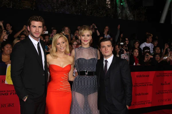 Elizabeth Banks, Liam Hemsworth, Jennifer Lawrence, Josh Hutcherson — Stock Photo, Image