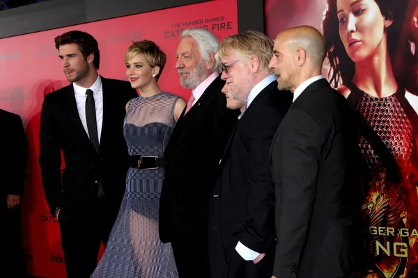 Liam Hemsworth, Jennifer Lawrence, Donald Sutherland, Josh Hutcherson, Phillip Seymour Hoffman, Stanley Tucci — Stock Photo, Image