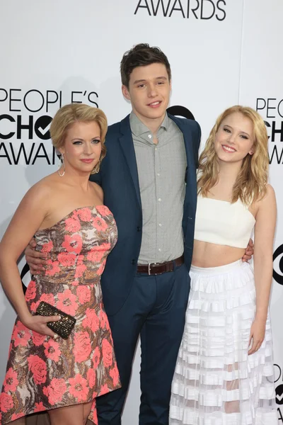 Melissa Joan Hart, Nick Robinson, Taylor Spreitler — Zdjęcie stockowe