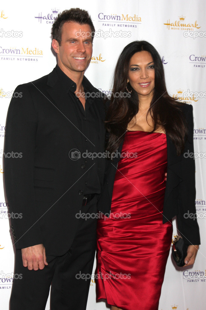 Vanessa Arevalo Mathison / She is famous for married to cameron mathison.