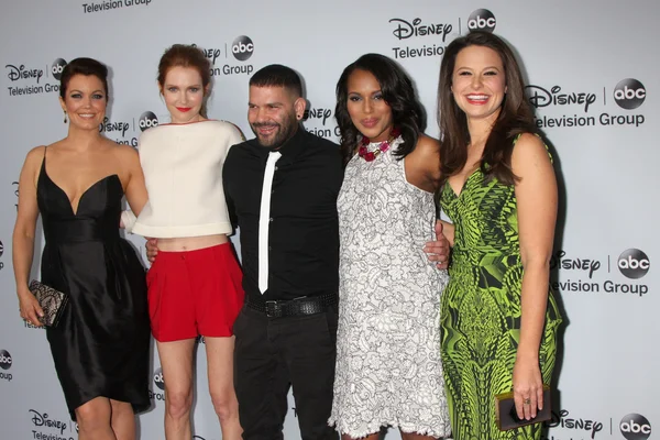 Bellamy Young, Darby Stanchfield, Guillermo Diaz, Kerry Washington, Katie Lowes — Foto Stock