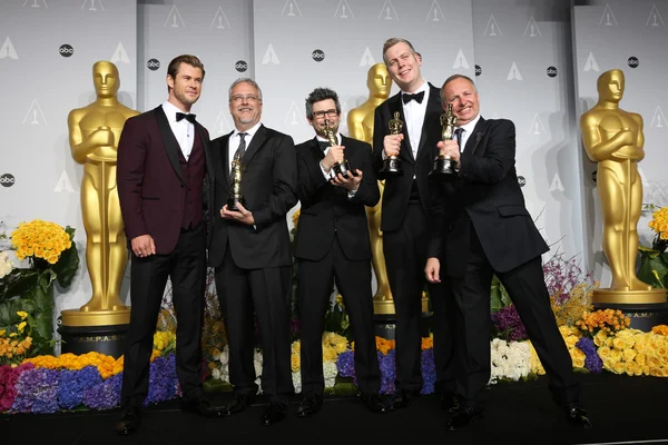 Chris Hemsworth, sound editors Skip Lievsay, Niv Adiri, Christopher Benstead, and Chris Munro, winners of Best Achievement in Sound Mixing — Stock Photo, Image