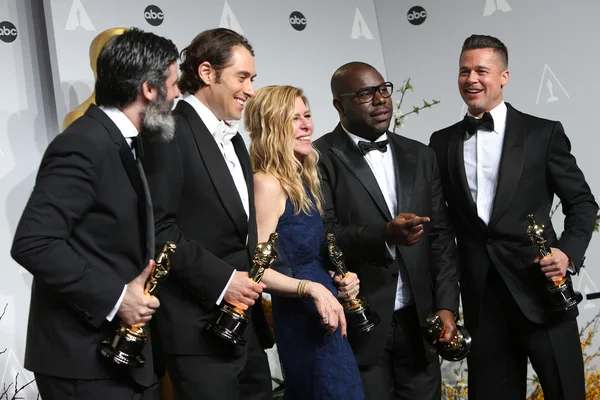 Producers Anthony Katagas, Jeremy Kleiner, Dede Gardner, director Steve McQueen, Brad Pitt - winners of Best Picture for '12 Years a Slave' — Stock Photo, Image