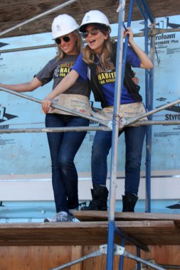 Kelly Sullivan, Lisa Locicero