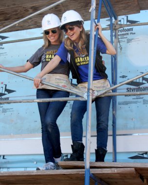 Kelly Sullivan, Lisa Locicero
