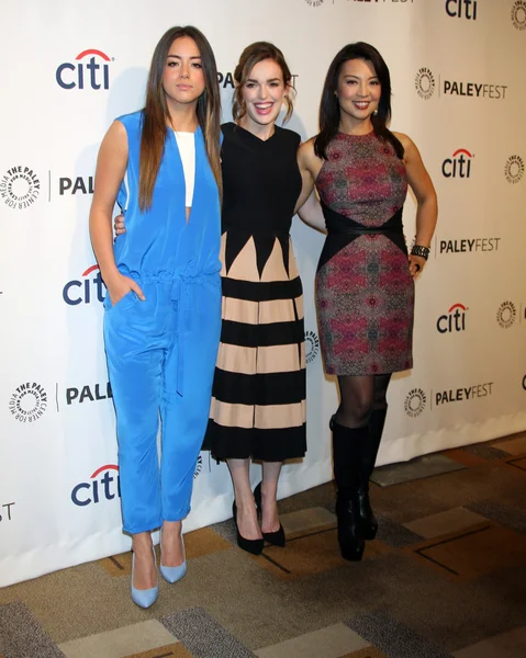 Chloe Bennet, Elizabeth Henstridge, Ming-Na Wen — Stok fotoğraf