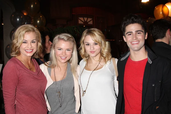 Jessica collins, kelli goss, hunter kung, max erlich — Stockfoto