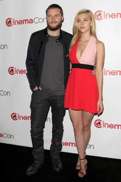 Jack Raynor, Nicola Peltz — Foto de Stock