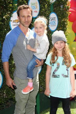 breckin meyer, yonca meyer, caitlin meyer