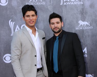 dan smyers, shay mooney, dan ve shay
