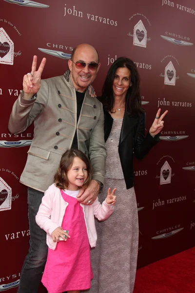 John Varvatos und Familie — Stockfoto