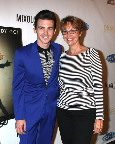 Drake Bell, madre Robin Dodson — Foto de Stock