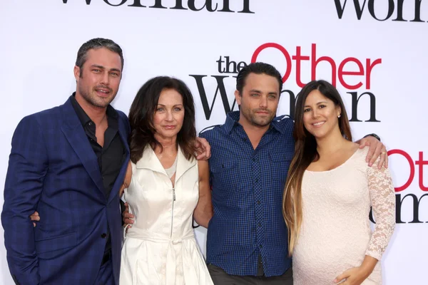 Taylor Kinney, la madre Pamela Heisler y el cuñado — Foto de Stock