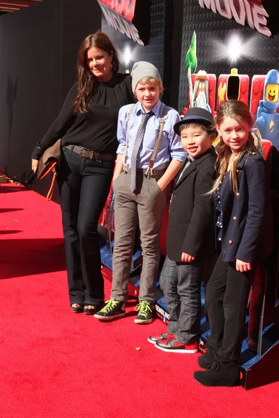 Marcia Gay Hardin, her children, and Albert Tsai — Stock Photo, Image