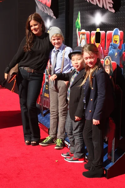 Marcia Gay Hardin, her children, and Albert Tsai — Stock Photo, Image