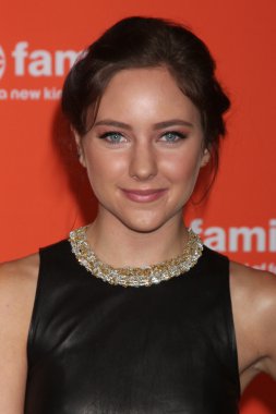 Haley rammrenkli arka plan ile yeşil çimen