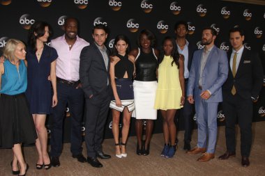 Liza güzel, katie findlay, kahverengi, billy jack falahee, karla souza, viola davis, aja naomi Kral, alfred enoch, charlie weber, matt mcgorry