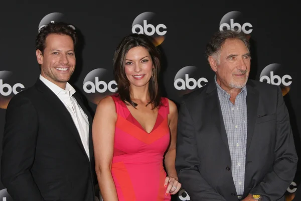 Ioan Gruffudd, Alana De La Garza, Judd Hirsch — Foto de Stock