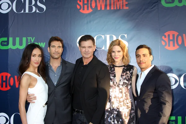 Maggie q, dylan mcdermott, kevin williamson, mariana klaveno, victor Rasuk prowadzący biznes — Zdjęcie stockowe