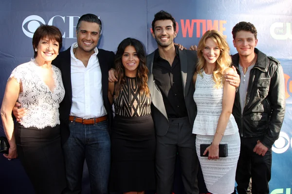 Ivonne Coll, Jamie Camil, Gina Rodriguez, Justin Baldoni, Yael grobglas, Brett Dier — Stock Photo, Image