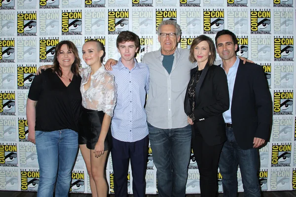 Olivia Cooke, Freddie Highmore, Carlton Cuse, Vera Farmiga, Nestor Carbonell — Stockfoto