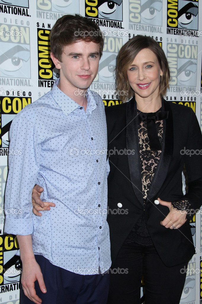 Freddie Highmore Et Sa Copine