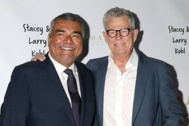 LOS ANGELES - OCT 3: George Lopez, David Foster George Lopez Vakfı 14. Ünlü Golf Öncesi Parti Baltaire Restoranı 3 Ekim 2021 'de Brentwood, CA