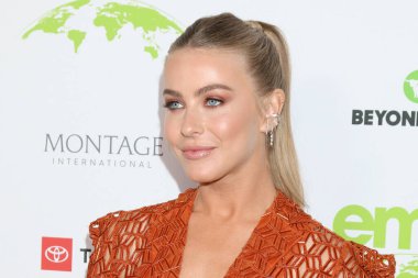LOS ANGELES - OCT 16: Julianne Hough GERARBOX LA 'daki Çevre Medya Derneği Ödülleri' nde 16 Ekim 2021 'de Van Nuys, CA