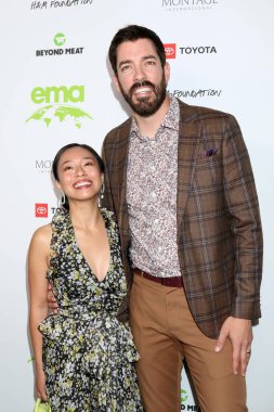 LOS ANGELES - 16 Ekim 2021 'de Van Nuys, CA' da Çevre Medya Derneği Ödülleri 'nde Linda Phan, Drew Scott