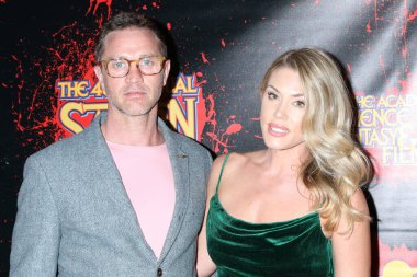 LOS ANGELES - 26 Ekim 2021 'de Burbank, CA' da düzenlenen 46. Yıllık Satürn Ödülleri 'nde Devon Sawa, Dawni Sahanovitch