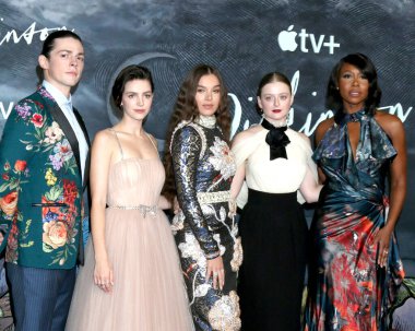 LOS ANGELES - NOV 1: Adrian Blake Enscoe, Ella Hunt, Hailee Steinfeld, Anna Baryshnikov, Amanda Warren Apple TV + Dickinson Sezon 3 Prömiyer at the Pacific Design Center 1 Kasım 2021, Batı Hollywood, CA