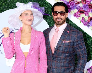 Del Mar - NOV 6: Joy Corrigan, Mehran Moghaddam 6 Kasım 2021 tarihinde Del Mar Hipodromu 'nda yapılan 2021 Yetiştiriciler Kupası yarışında