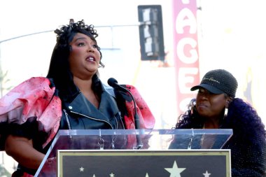 Lizzo, Missy Elliott Yıldız Töreni 'nde Missy Elliott 8 Kasım 2021' de Los Angeles, CA 'da Hollywood Şöhret Yolu' nda.