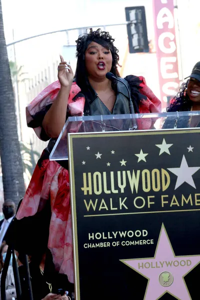 洛杉矶 2021年11月8日 在洛杉矶举行的好莱坞名人步行的Missy Elliott明星仪式上 丽佐站了起来 — 图库照片