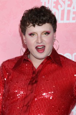 LOS ANGELES - 10 Kasım 2021 'de Armand Hammer Müzesi' ndeki The Sex Lives of College Girls HBO Max Prömiyer gösteriminde Betti olarak bilinen Charles Platt, 10 Kasım 2021 'de Westwood, CA