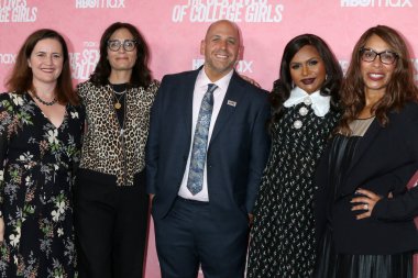 LOS ANGELES - 10 Kasım 2021 'de Westwood, CA' da Armand Hammer Müzesi 'nde konuk, Sarah Aubrey, Justin Noble, Mindy Kaling, Channing Dungey, The Sex Lives of College Girls HBO Max Prömiyer gösterimi