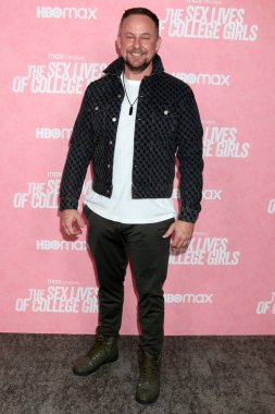 LOS ANGELES - 10 Kasım 2021 'de Westwood, CA' da Armand Hammer Müzesi 'ndeki The Sex Lives of College Girls HBO Max Prömiyer gösteriminde Stephen Guarino