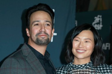 LOS ANGELES - NOV 10: Lin-Manuel Miranda, Julie Oh 2021 AFI Fest 'te - TCL Çin Tiyatrosu IMAX' in açılış gecesi galası 10 Kasım 2021 'de, CA