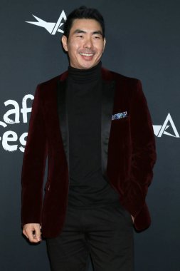 LOS ANGELES - 12 Kasım 2021 'de Los Angeles, CA' da Kuğu Şarkısı Prömiyeri 'nde Lee Shorten