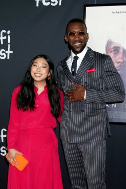 LOS ANGELES - 12 Kasım 2021 'de Los Angeles, CA' da Kuğu Şarkısı Prömiyeri 'nde Awkwafina, Mahershala Ali