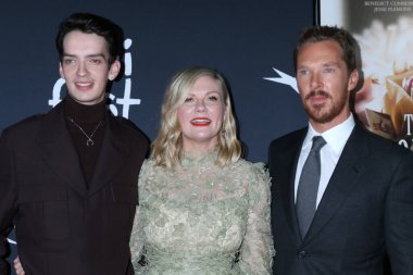 LOS ANGELES - 11 Kasım 2021 'de Los Angeles, CA' da Kodi Smit-McPhee, Kirsten Dunst, Benedict Cumberbatch AFI Fest 'te - The Power of The Dog LA Premiere at TCL Chinese Theater IMAX 11 Kasım 2021' de