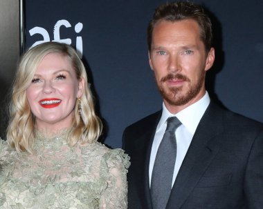 LOS ANGELES - 11 Kasım 2021 tarihinde Los Angeles, CA 'da Kirsten Dunst, Benedict Cumberbatch - The Power of The Dog LA Premiere at TCL Chinese Theater IMAX