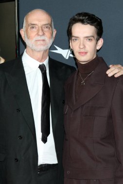 LOS ANGELES - 11 Kasım 2021 'de Los Angeles, CA' da Andy McPhee, AFI Fest 'te Kodi Smit-McPhee - The Power of The Dog LA Premiere at TCL Chinese Theater IMAX