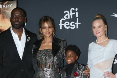 LOS ANGELES - 13 Kasım: Shamier Anderson, Halle Berry, Danny Boyd Jr, Valentina Shevchenko AFI Fest 'te - 13 Kasım 2021 tarihinde Los Angeles, CA