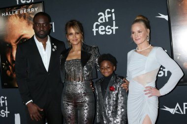 LOS ANGELES - 13 Kasım: Shamier Anderson, Halle Berry, Danny Boyd Jr, Valentina Shevchenko AFI Fest 'te - 13 Kasım 2021 tarihinde Los Angeles, CA