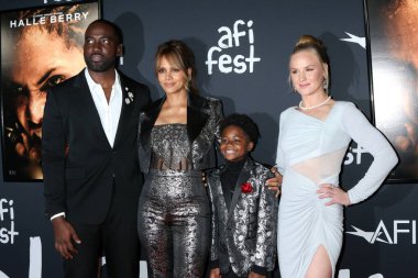 LOS ANGELES - 13 Kasım: Shamier Anderson, Halle Berry, Danny Boyd Jr, Valentina Shevchenko AFI Fest 'te - 13 Kasım 2021 tarihinde Los Angeles, CA